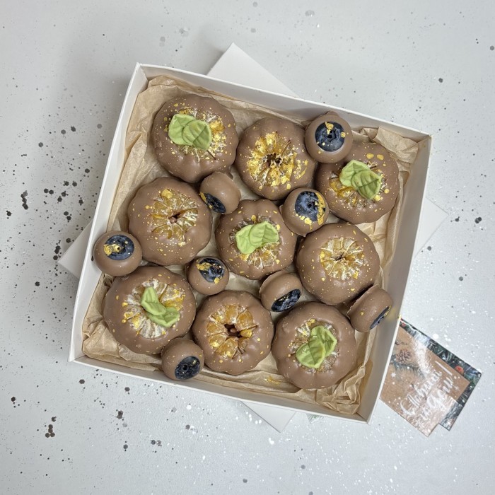 Мандарины и голубика в шоколаде 9 штук